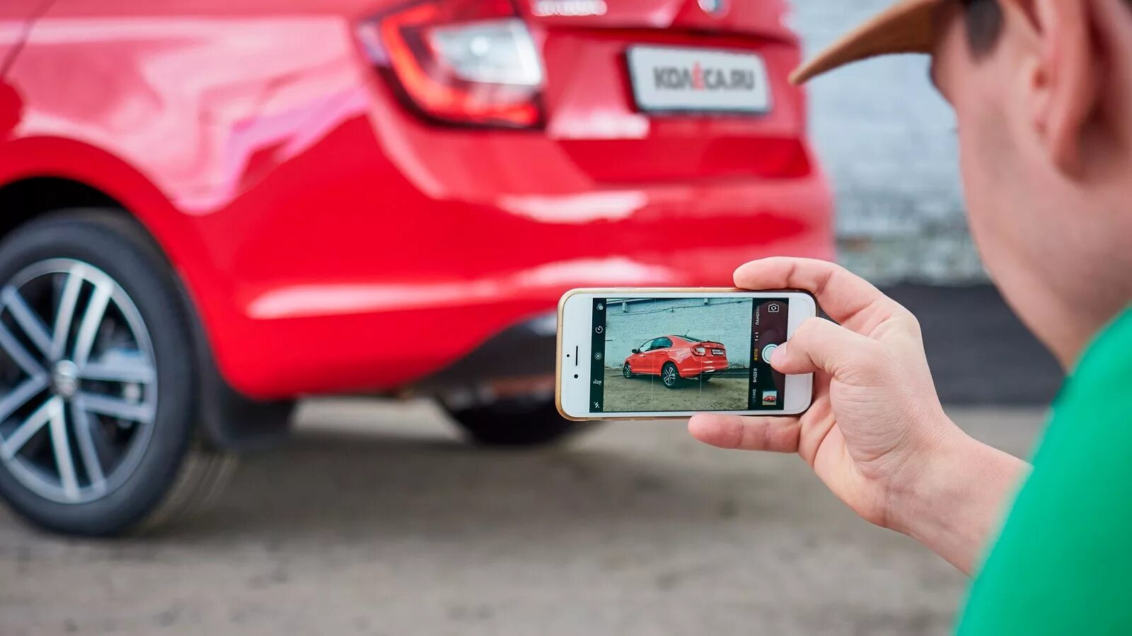 Телефон для автомобиля. Фотографирует автомобиль. Человек фотографирует машину. Фотографирование автомоделей. Сфотографировать автомобиль.
