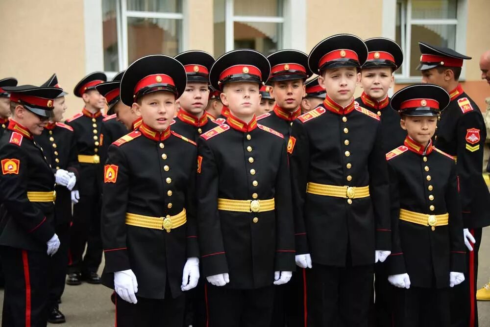 Военные воспитанники суворовского училища. Кадеты Суворовского военного училища. Форма кадетов Суворовского училища. Кадетские и Суворовские училища Москвы форма. Кадеты суворовцы и нахимовцы.