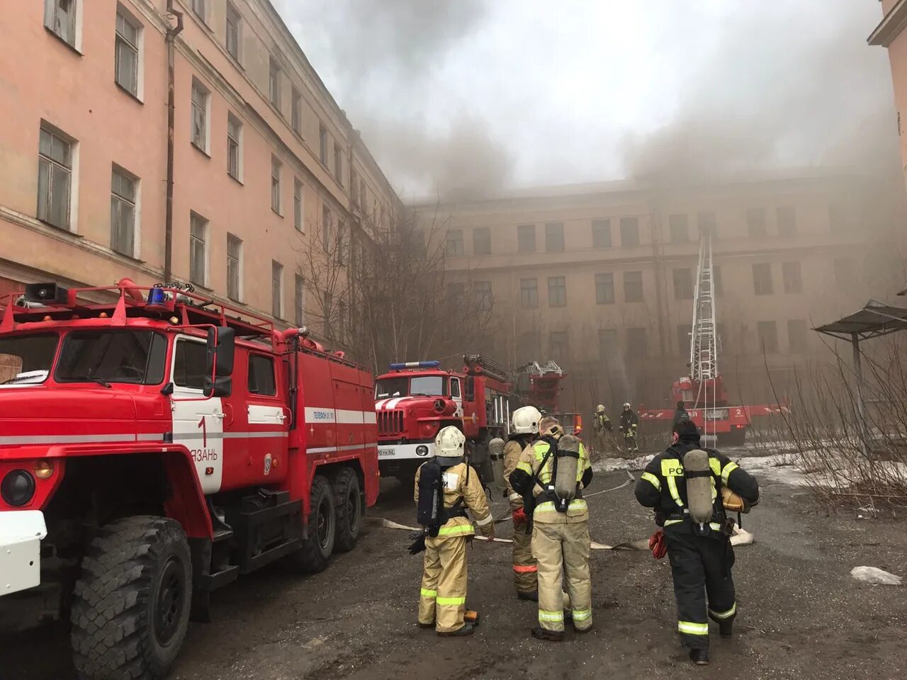 Училище связи Рязань пожар. Пожар на Каширина Рязань. МЧС Рязань пожары. Сгоревшее здание училища связи в Рязани. Нефтебаза в рязани горит сегодня