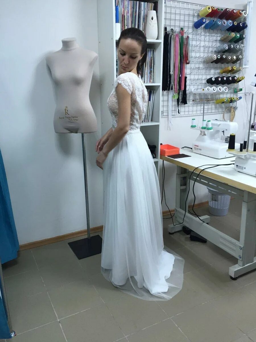 Примерка в ателье. Ателье котлярова 17 краснодар. Образ ателье. Дизайнер одежды. Образ ателье.