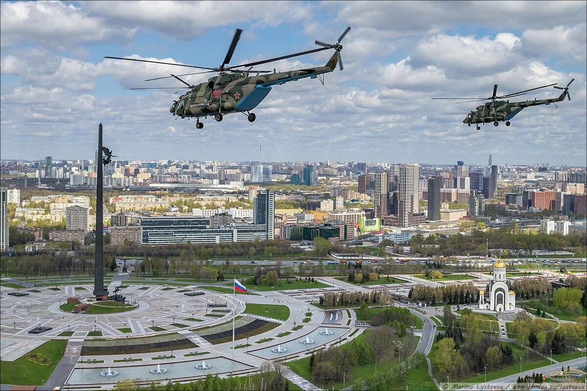 Вертолеты над москвой 14.03 2024. Поклонная гора в москве 2024. вертолет над москвой. москва с вертолета. красный вертолет над москвой.