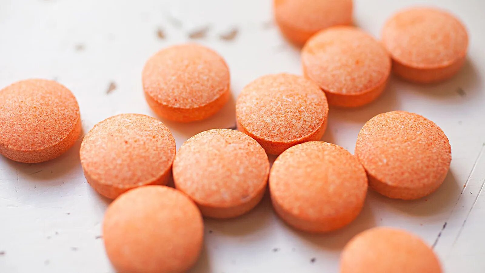 Таблетки воняют. Оранжевые таблетки. Таблетки оранжевого цвета. Витамины оранжевые таблетки. Витамин c оранжевые таблетки.