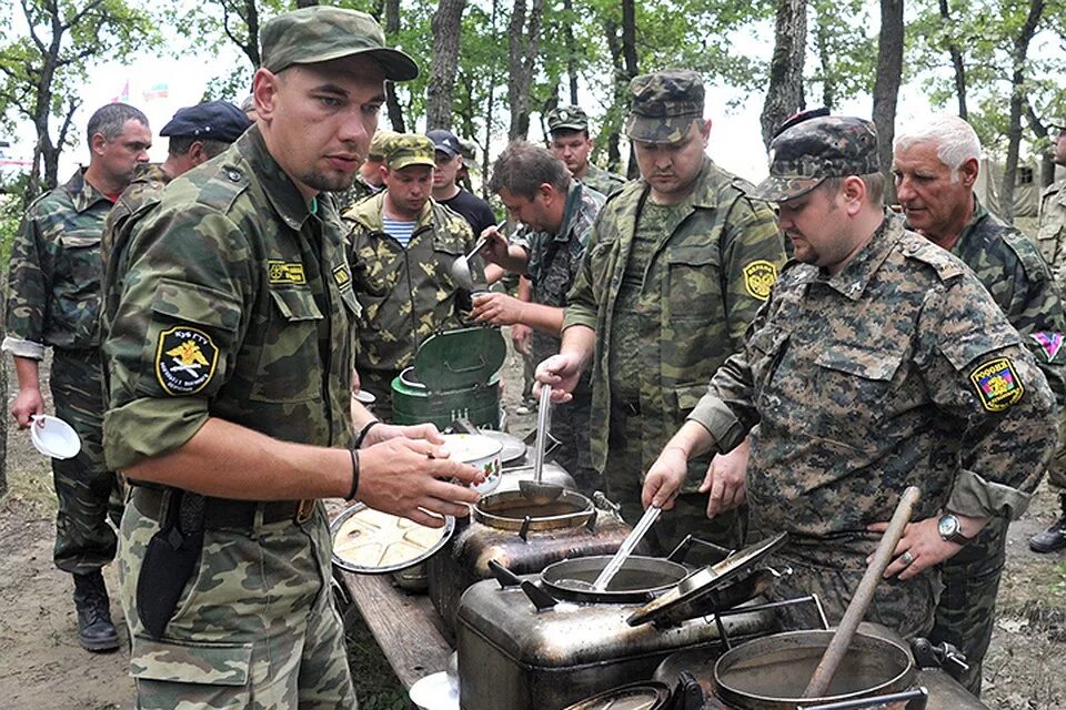 Массовые военные сборы. Военные сборы. Военные сборы граждан. Сбор для военных на Украине. Картинки связанные с армией.