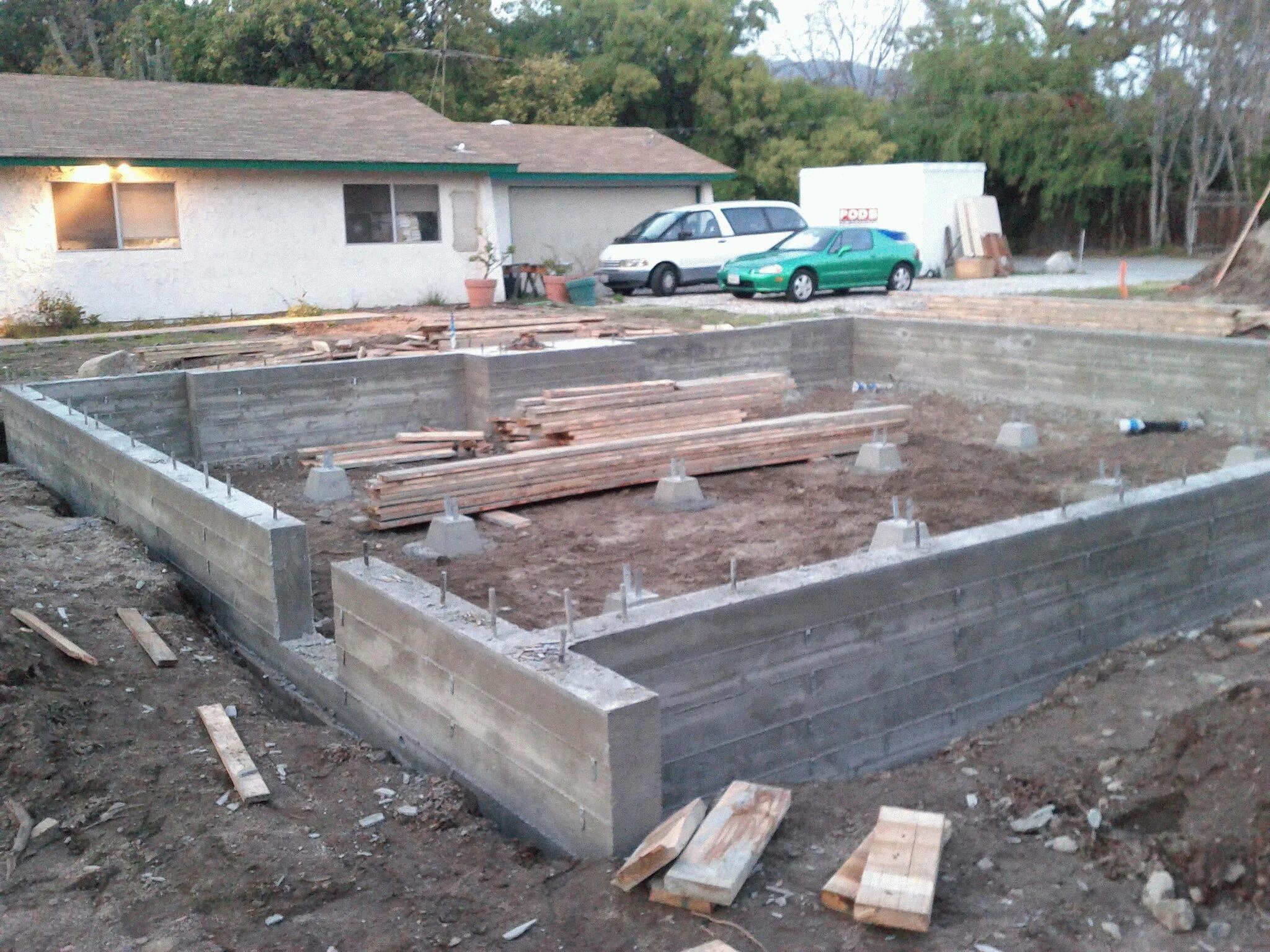 Ленточный фундамент под сарай. Ленточный фундамент под сарай. Фундамент под дом. Фундамент из покрышек. Виды фундамента для дома из пеноблоков.