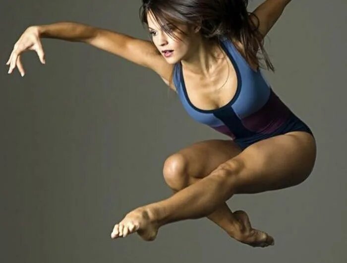 Спортивная женщина референс. Красивые позы в пилатесе. E pose. Десмонд ричардсон. Балерина в прыжке.