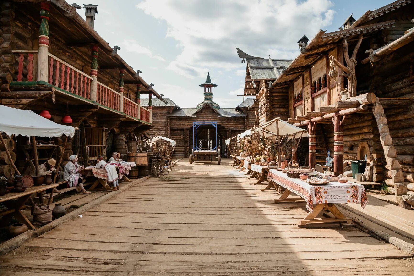 Киногородок в химках последний богатырь. Декорации последний богатырь химки. Съемочная группа в лесу. Усадьба ленинские горки киногород. Декорации последний богатырь химки.