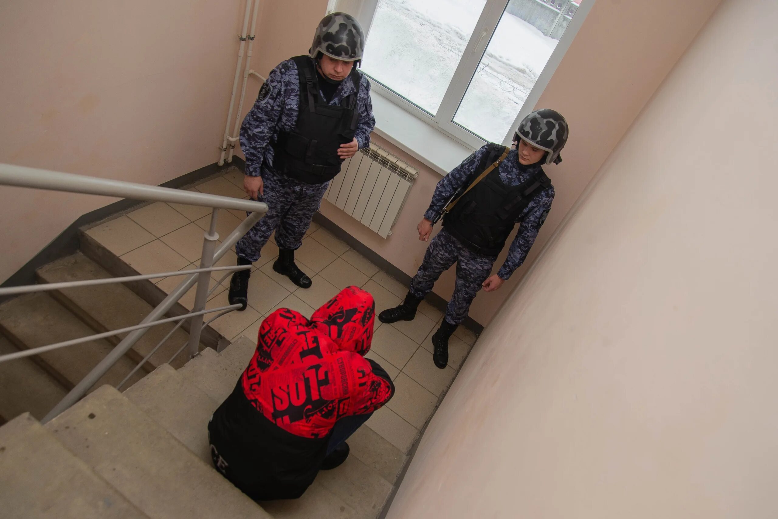 Сотрудник полиции. Дебошир дома. Мужчина в казани ограбил банк. Рустам галяутдинов драка. Пьяный муж дебошир крушит квартиру.