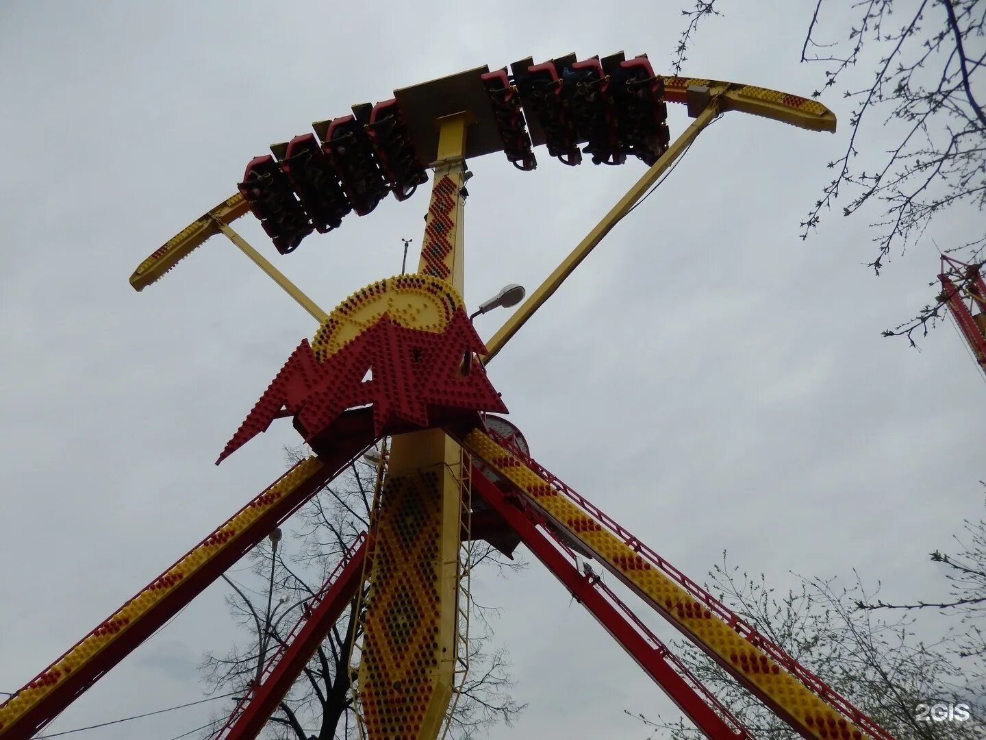 аттракционы в екб в парке маяковского. аттракционы в екатеринбурге. цепочная карусель вихрь парк маяковского. аттракционы в екатеринбурге. парк маяковского екатеринбург горки.