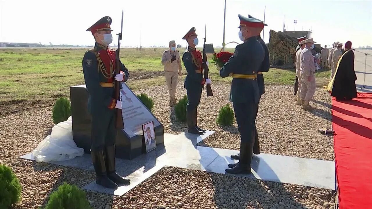 Памятник погибшему в сирии. Пешков сирия. памятник олегу пешкову в сирии. памятники летчикам на базе в сирии.