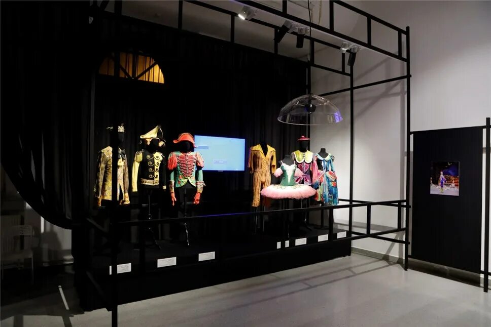 театральная экспозиция. театральная выставка. выставка театр. кукольные инсталляции для выставки. театральная выставка.