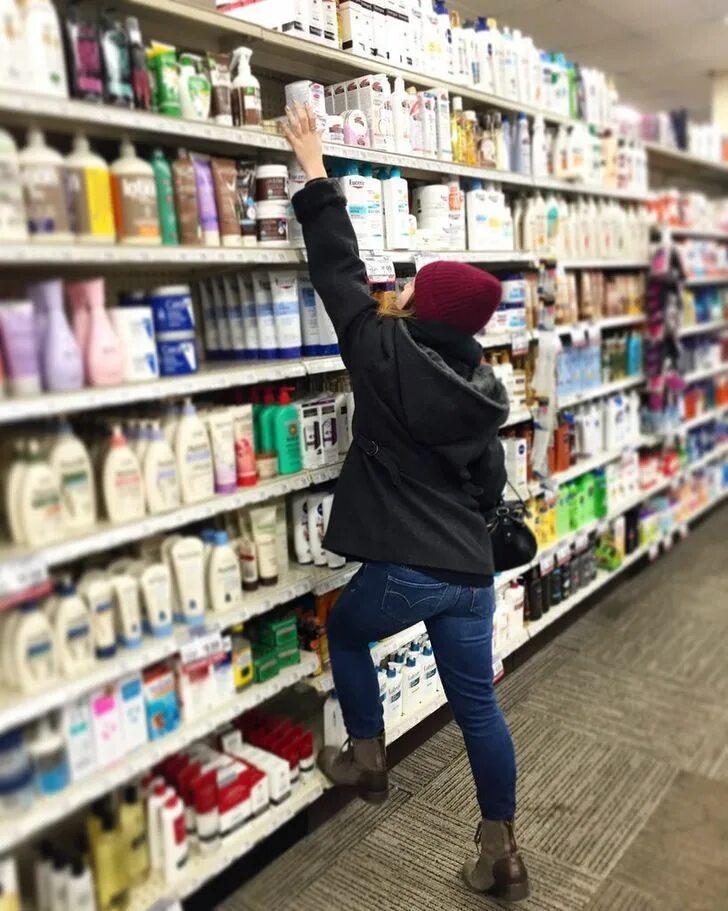 Ребята доставать. Ребята доставать. Девушка достает с полки. Мемы про вселенную. Полиция метрополитена.