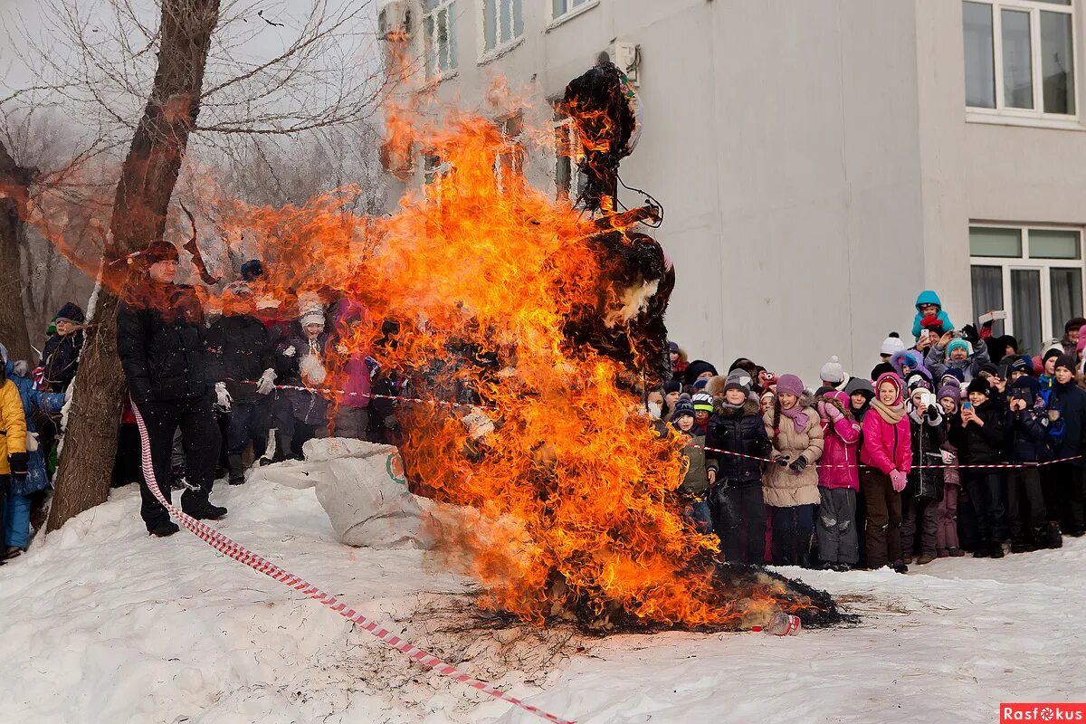 Васнецов сжигание чучела. Горящее чучело на масленицу. Этномир чучело масленицы. Масленица горела. Масленица горела.