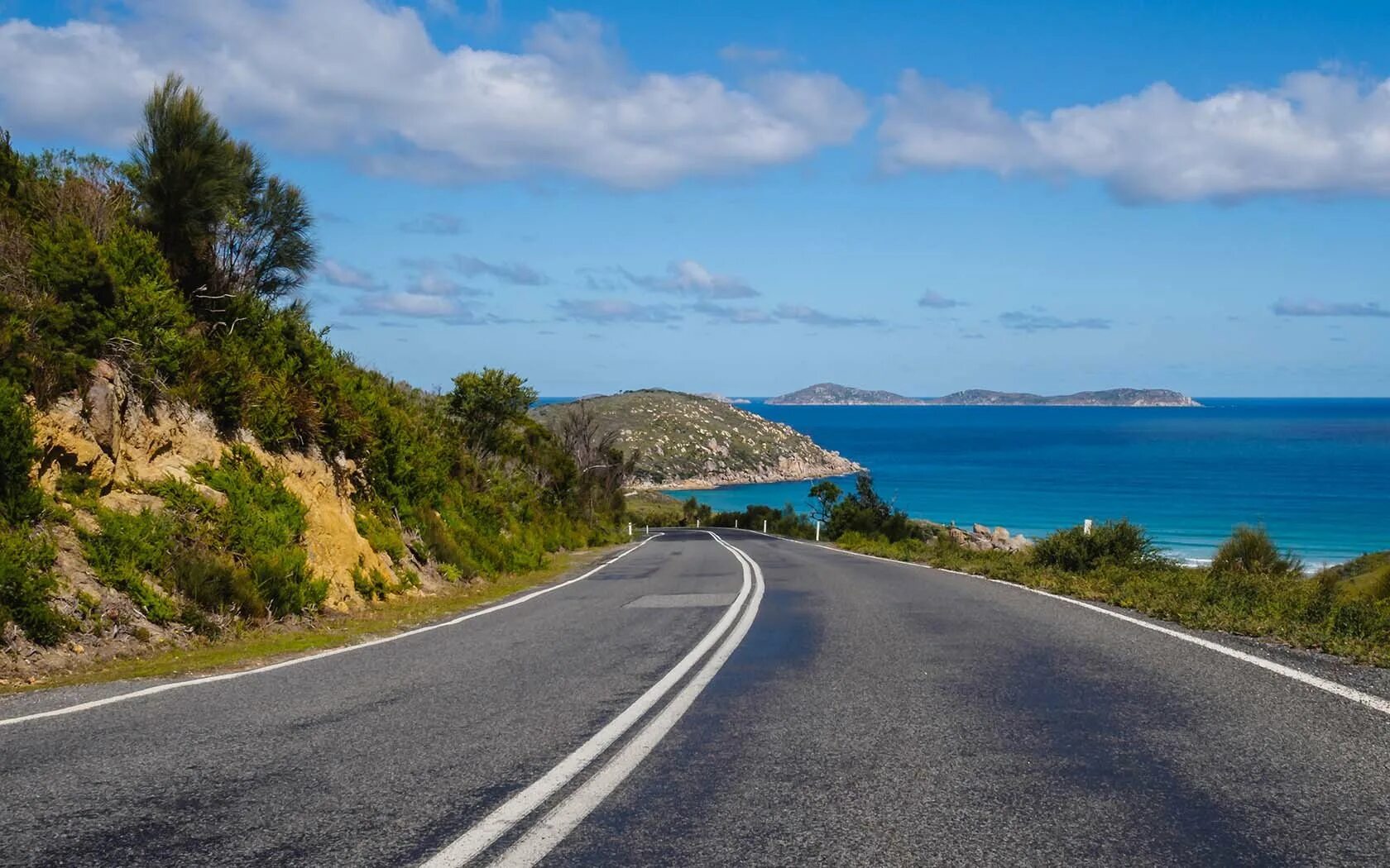 Море и дорога сбоку. Побережье Монако дорога вдоль моря. Великая Океанская дорога Австралия. Дорога к морю.
