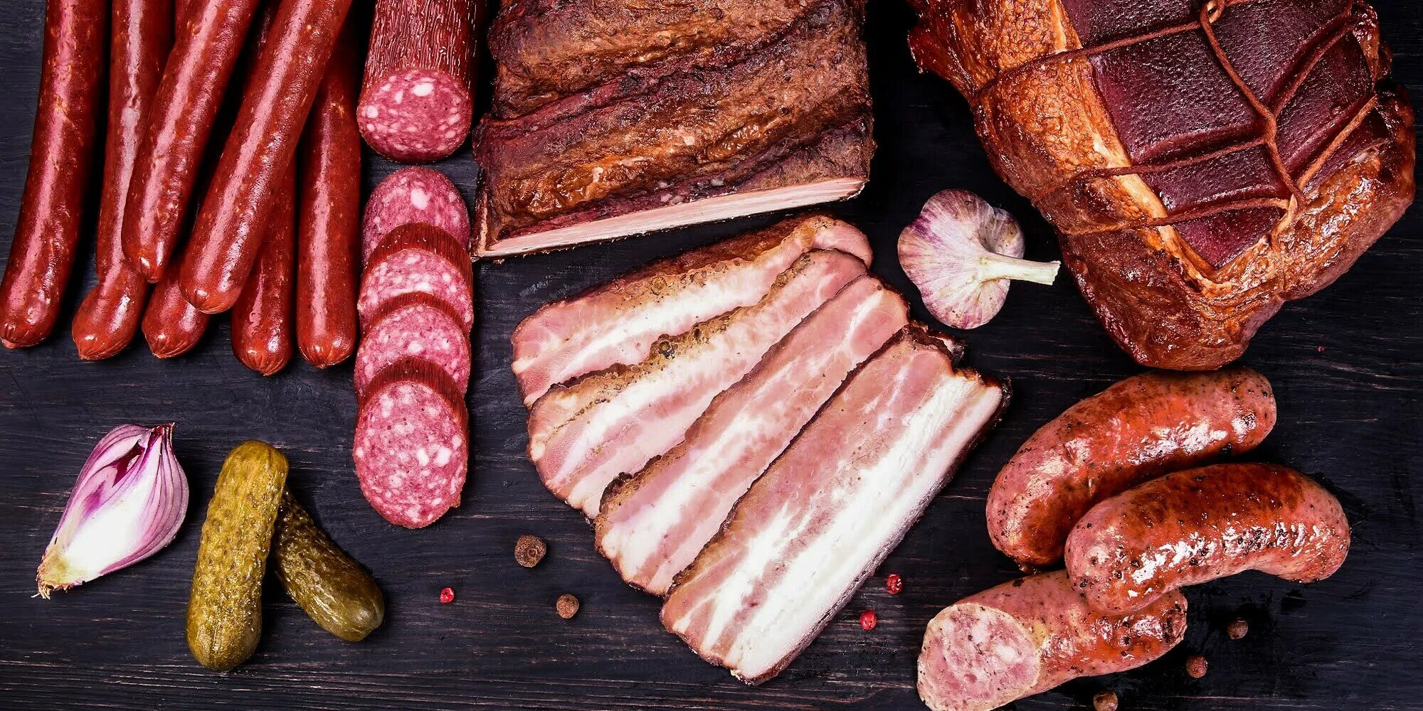 Коптилчение мясной продукции. Мясные изделия горячего копчения. Мясные деликатесы горячего копчения. Копченое мясо по монреальски. Мясные копчености.
