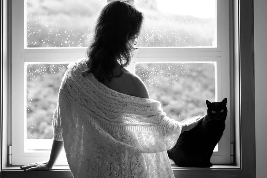 За окном белом платье. Женщина с кошкой у окна. Девушка с котом на подоконнике. Женщина в окне. У окна.