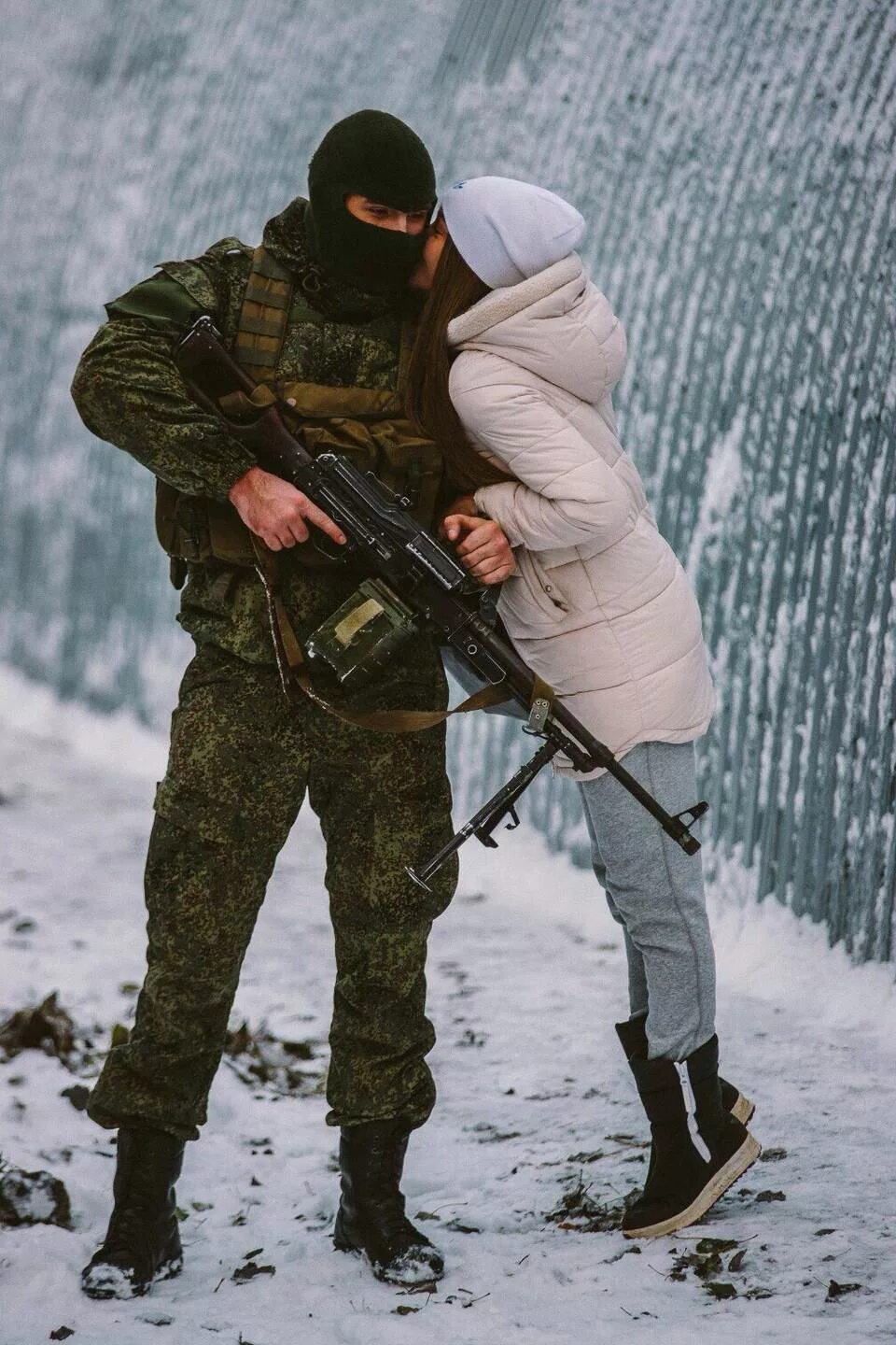 Пусть кто-то ждет, а может быть и нет, Но я обязан быть солдатом, Чтоб наши деву