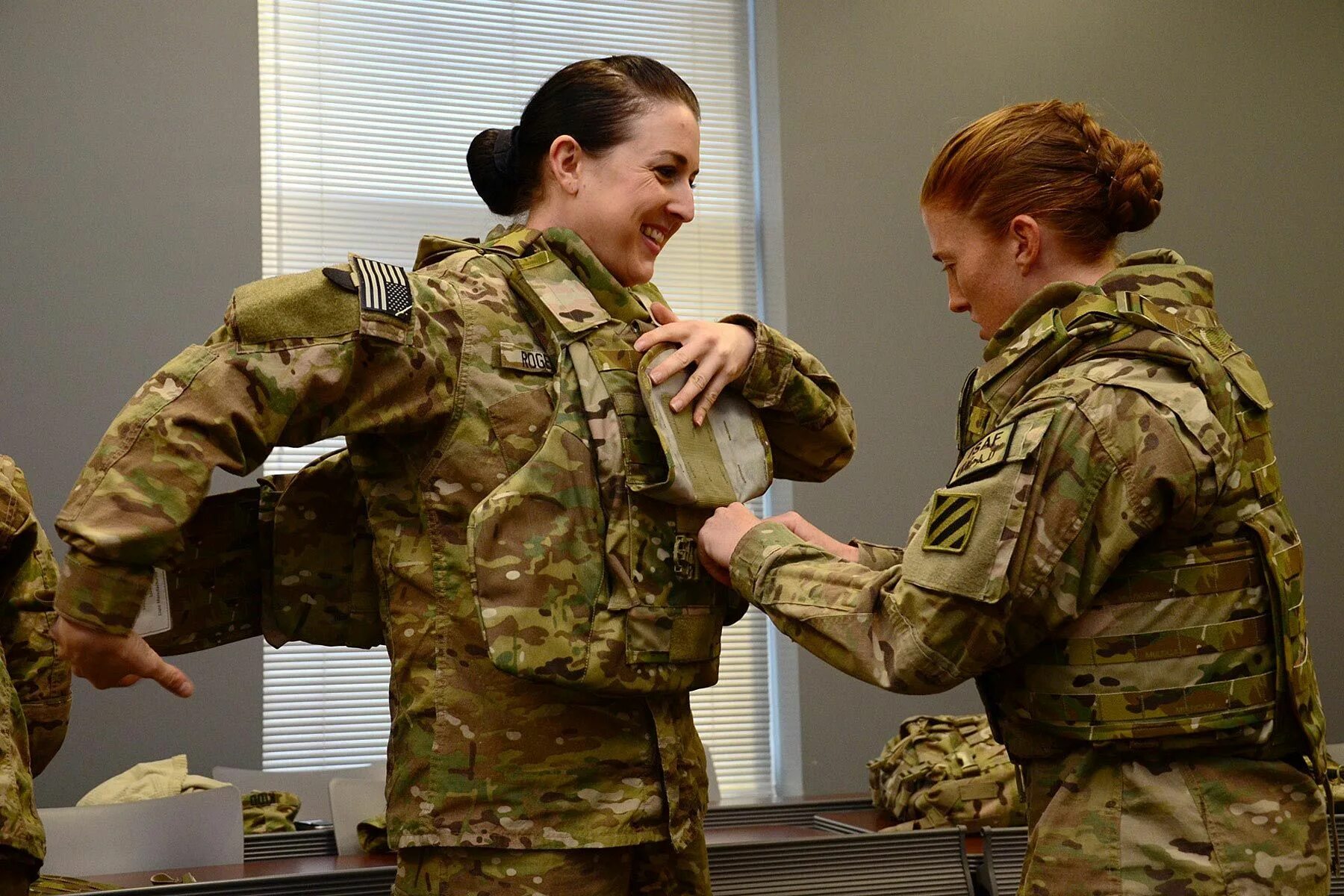 Женщина нато. IOTV бронежилет. Женщины военные. Женщины военные США. Бронежилеты армии США.