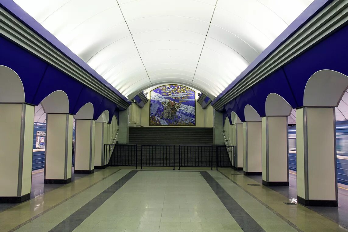 Файл:Komendantsky Prospekt metrostation St Petersburg pavilion.jpg - Википедия