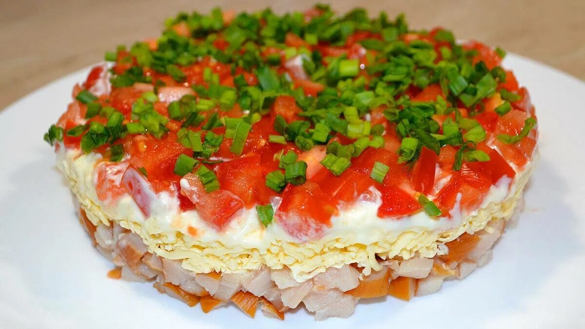 Салат копченая курица помидоры сыр яйца. Салат с копченой курицей и помидорами. Салат с курицей и помидорами и сыром. Слоёный салат с курицей и помидорами. Салат с копченой курицей слоями.