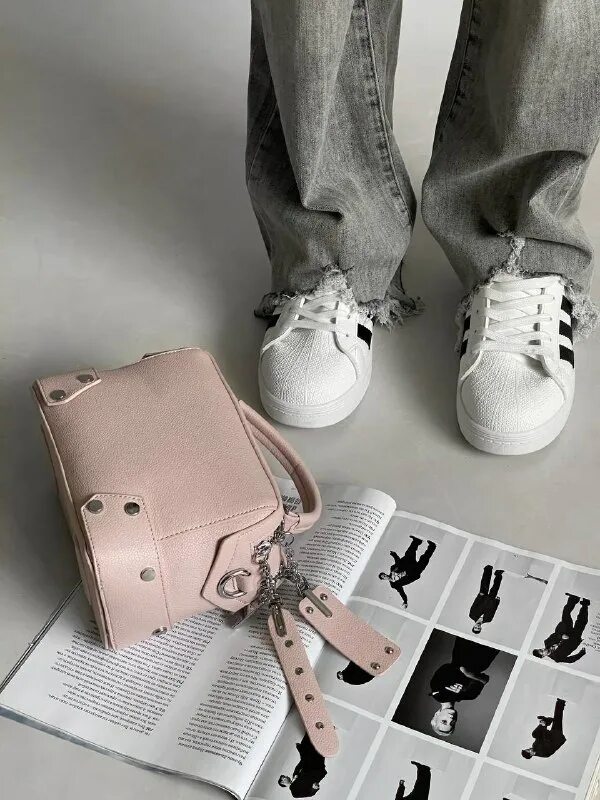 мошенник с сумкой. женщина крадет кошелек из сумки. съемный хаер в сумке мошенницы 5 букв. сумка для презентации. съемный хаер в сумке мошенницы 5 букв.