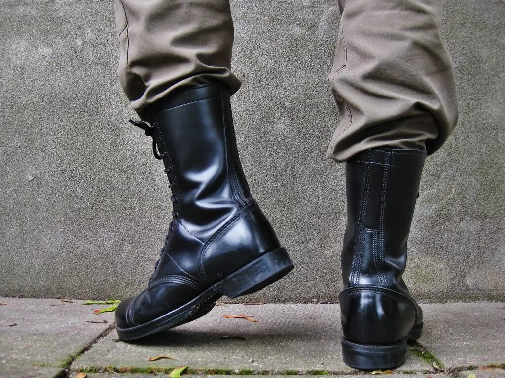 Били сапогами. Ботинки Corcoran Jump Boots. Берцы Corcoran классика. Сапоги армейские высокие. Мужские сапоги.