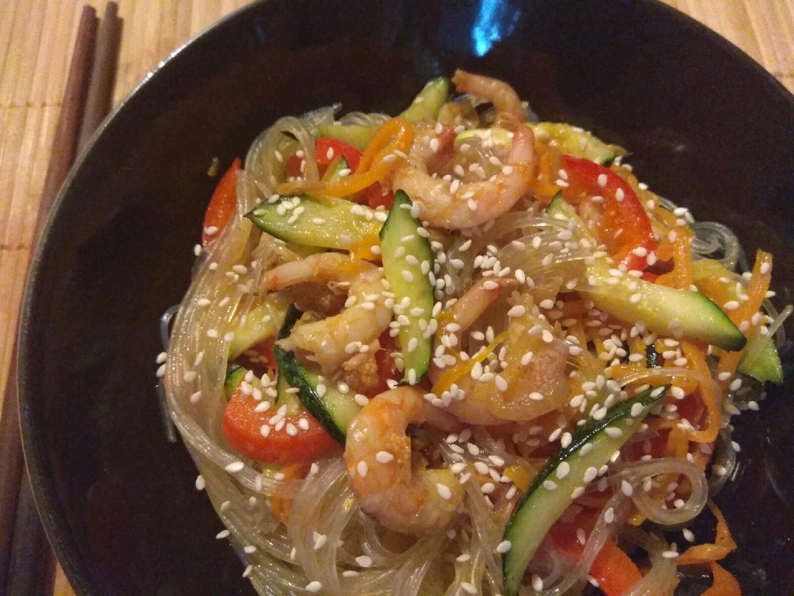 Фунчоза. Фунчоза с креветками. Wok фунчоза с креветками. Фунчоза с креветками и овощами с соевым. Фунчоза с креветками.