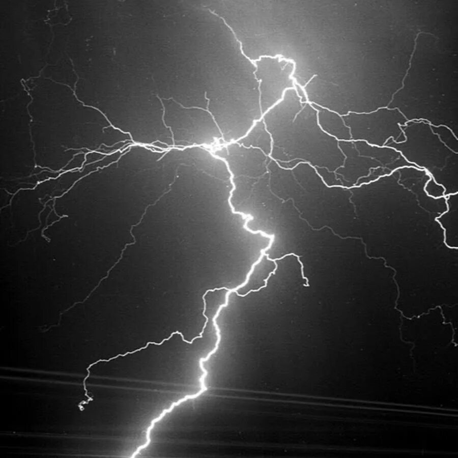 Молния. Фиолетовая молния. Черная молния. Гроза в горах. Гроза.