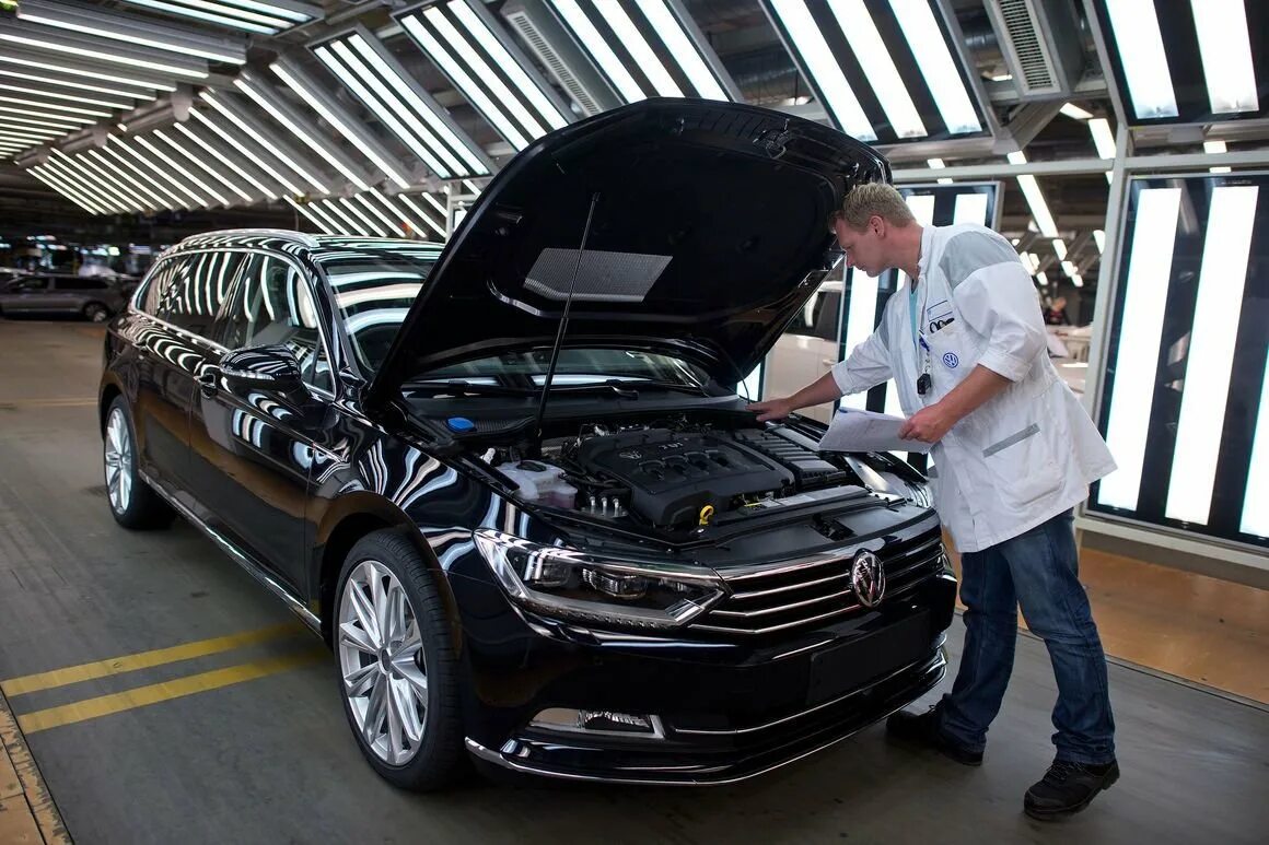 Mercedes benz завод в зиндельфингене. Завод volvo в швеции торсланд. Автомобильная промышленность германии. Электромобиль volvo polestar 2. Аурус серийное производство.