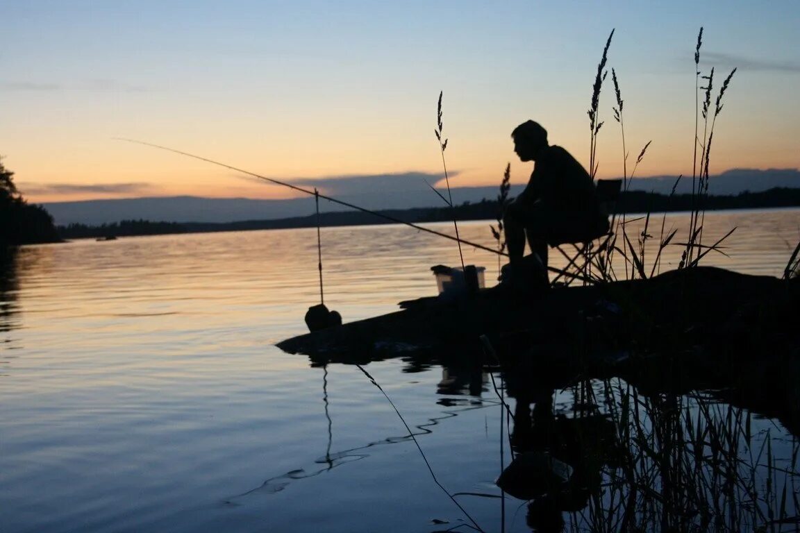 Рыбаклев. Рыбак на озере. Рыбак на берегу. Рыбалка картинки.