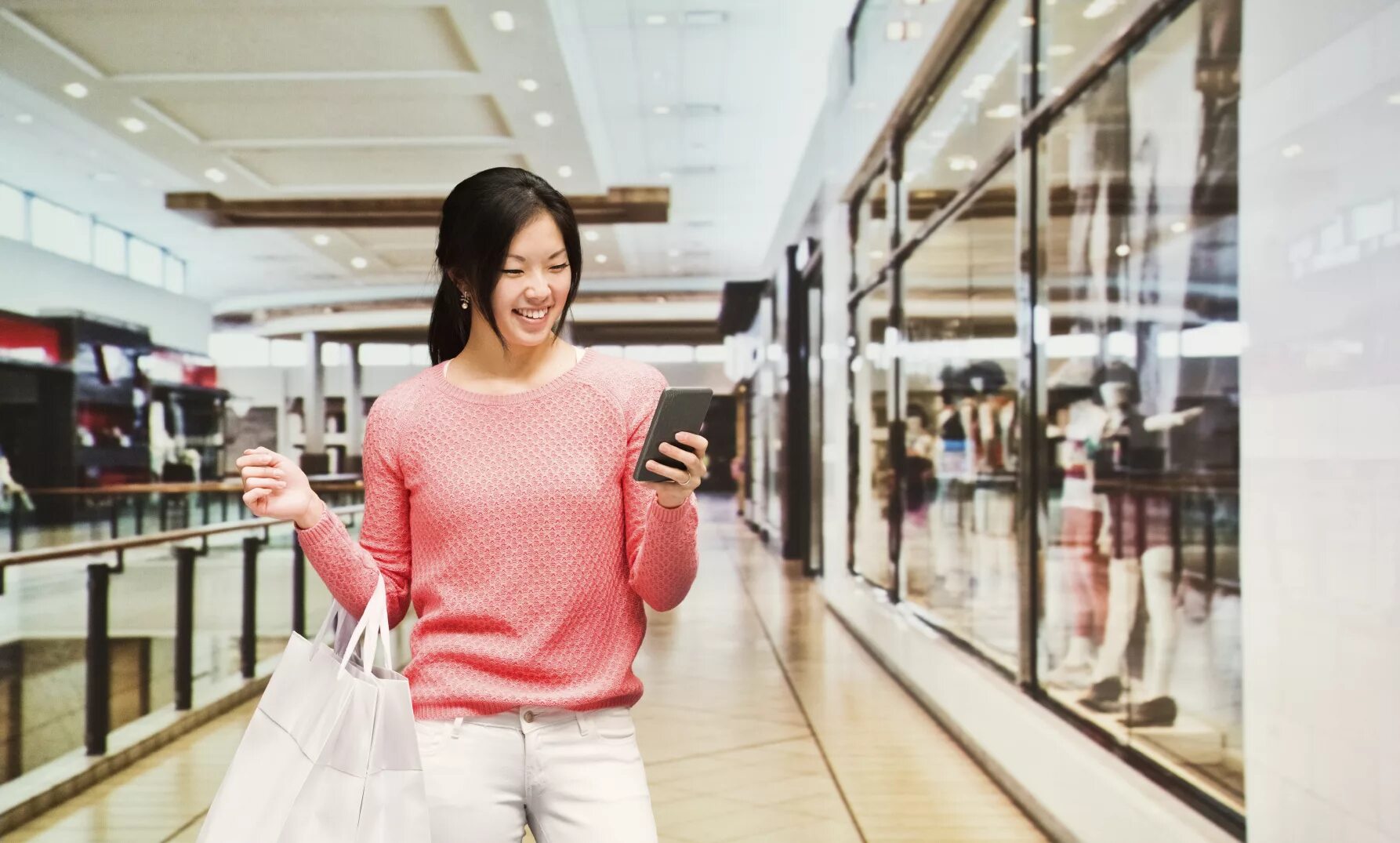 Shopping talk. Phone in shopping. Chinese Sweater shop. Women with mobile in Mall. Дана Молл блоггер фото.