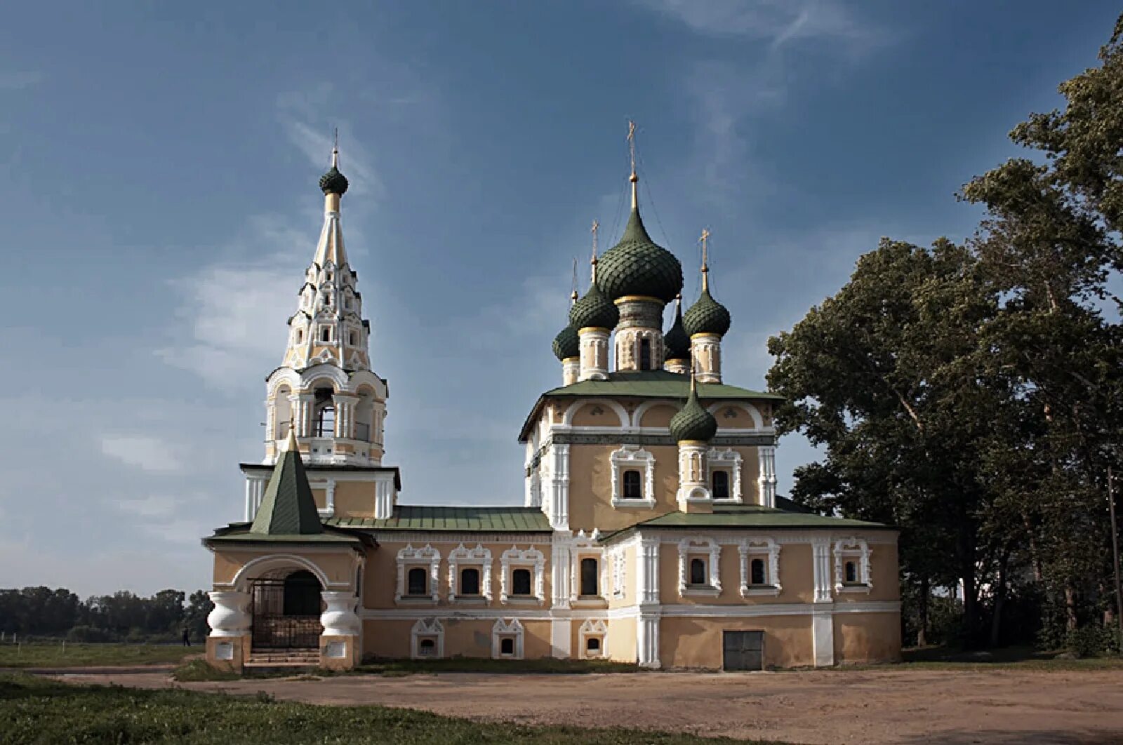 Работа в угличе. Угличский кремль с церковью. Углич сейчас. Углич ярмарка урожая. Углич тверская область достопримечательности.