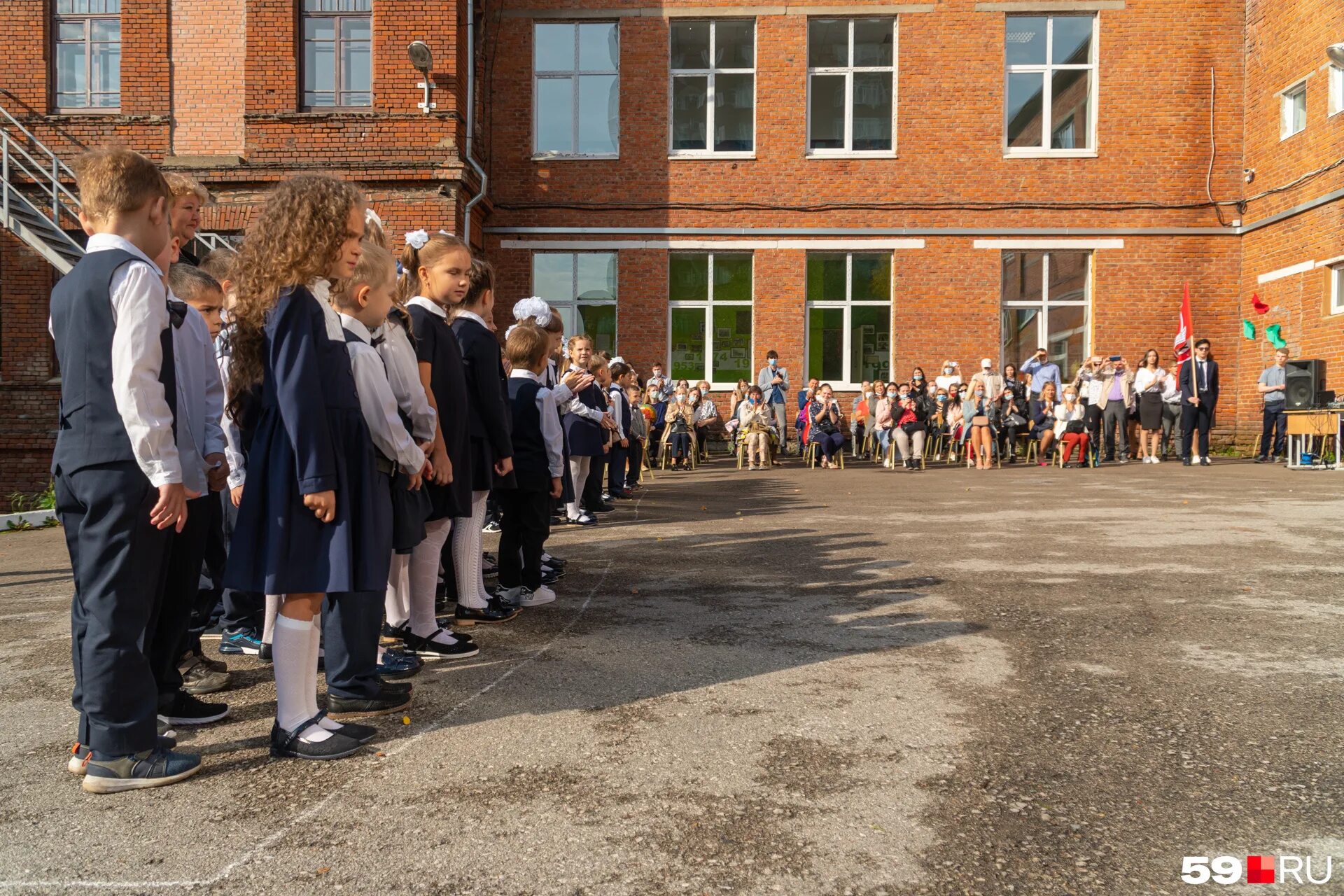 Дети в классе с учителем. Первоклассников в школе пермского края. Прием в 1 школу. 1 класс пермь. 1 класс пермь.