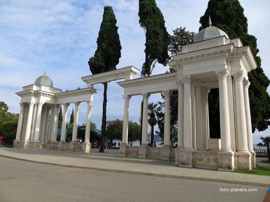 Колоннада в сухуми. Абхазия сухум колоннада. сухум колоннада на набережной. брехаловка абхазия сухум. кафе брехаловка в сухуми.