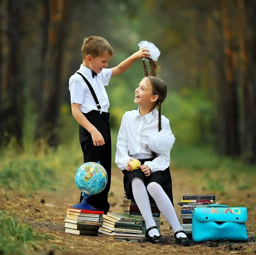 Четыре дня ученик. Фотосессия первоклассника. Фотосессия для первоклашек в школе. Современный первоклассник. Фотосъемка детей в школе.