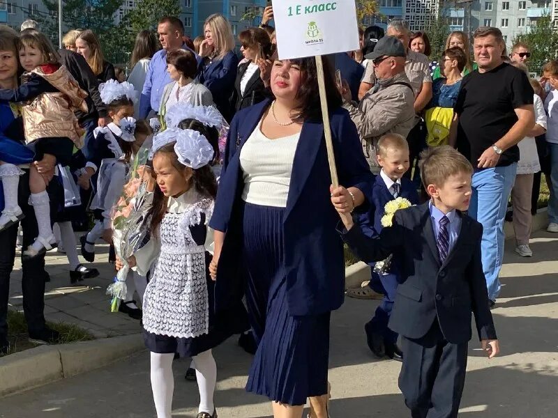 1 сентября в школах города. школа 1 сентября. линейка в школе.