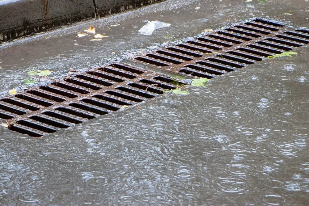 Дождеприемники на тротуарах в городе. Водоотводной лоток aco drain. Лоток ливневой канализации 2лк 297*550*500,. Ливневая канализация. Грязеприемник ливневой канализации.