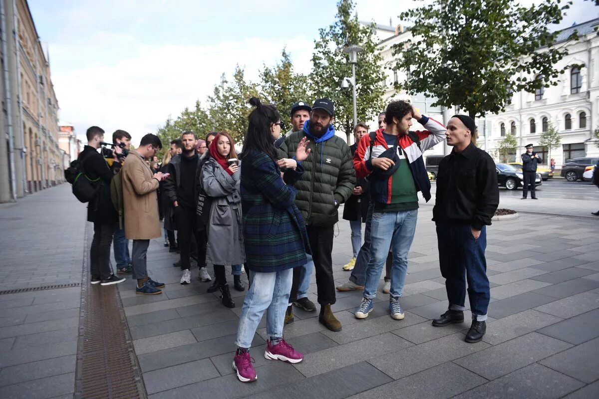 Гто сейчас. В чем ходят в Москве. В чем сейчас ходят в Москве. В чем ходят люди в Москве сейчас. Как ходят в Москве сейчас.