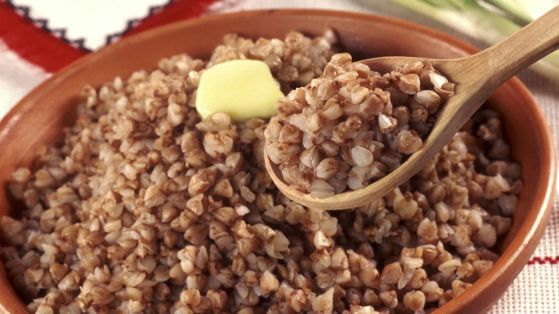 Гречневая каша. Бобовая каша. Гречка с зеленью. Томленая гречка с тушенкой. Продукты сделанный из гречихи.