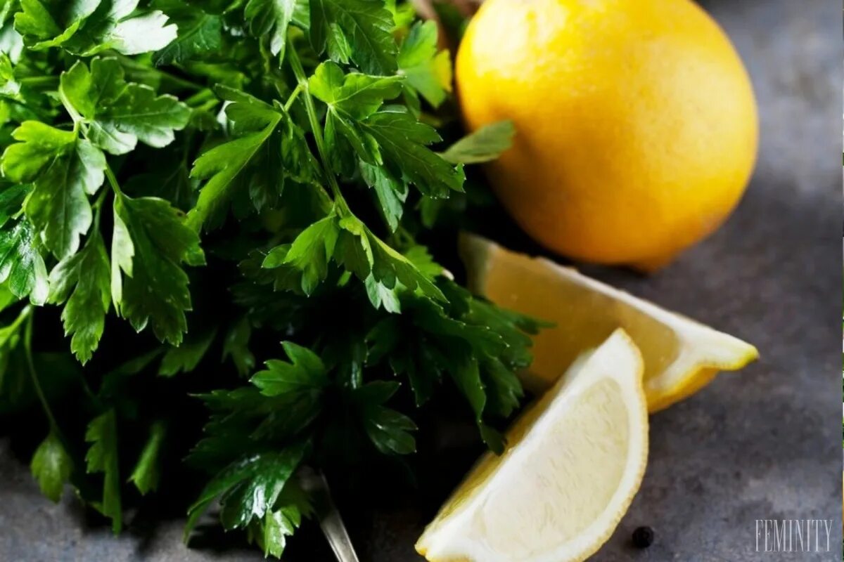 Петрушка лимон вода. Лимонад петрушка огурец лимон. Напиток из петрушки. Петрушка лимон вода. Лук чеснок лимон.