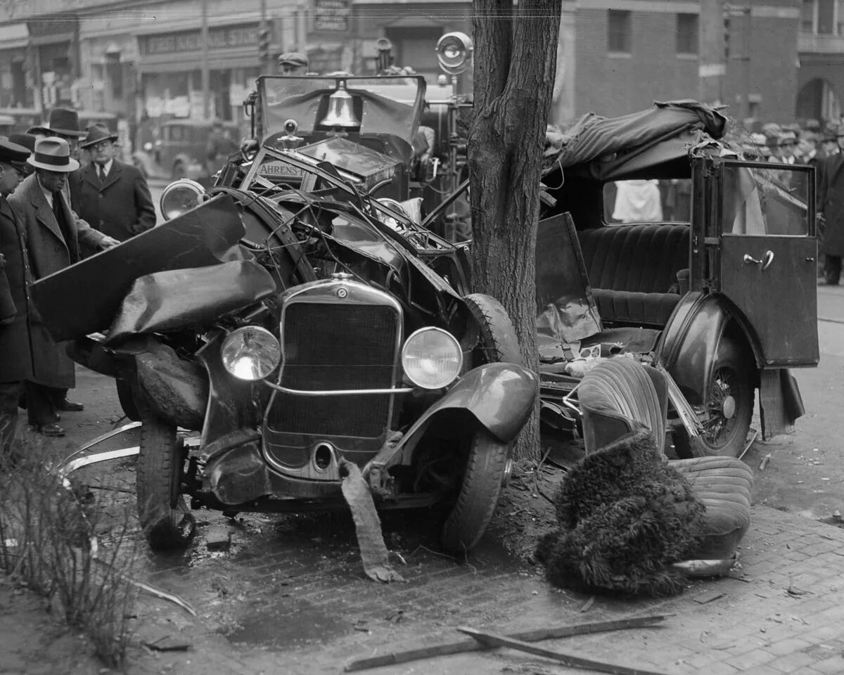 Что случилось 14 апреля 1930 года. Первое в мире ДТП 1896. Автомобильные ретро-аварии. Автомобильные аварии прошлого века. Авария ретро автомобиля.