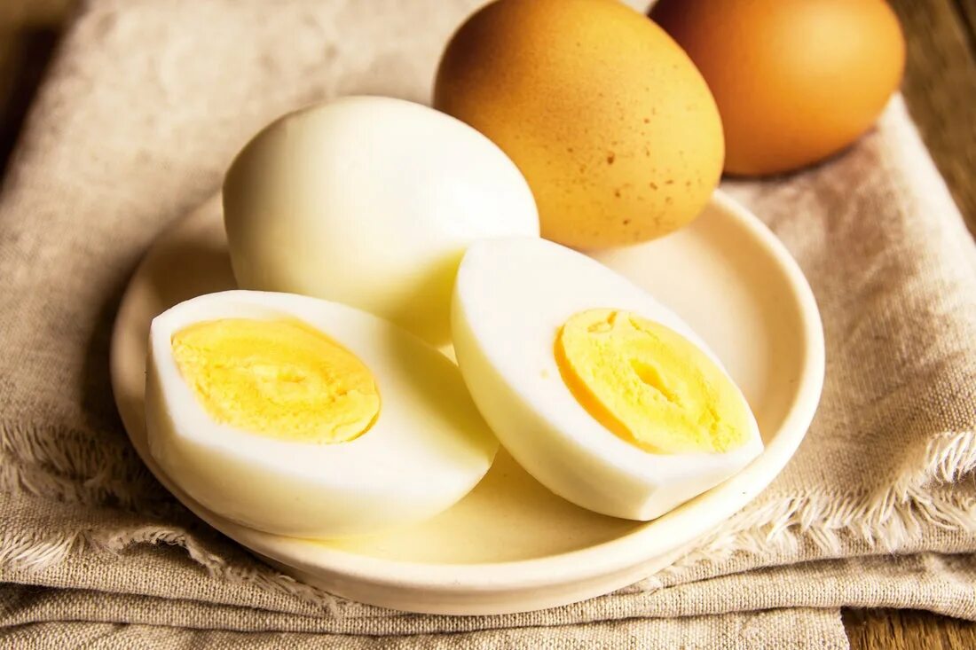 Яйцо куриное. Вареные яйца. Яйцо куриное отварное. Яйца куриные отварные. Можно ли есть на ночь вареные яйца
