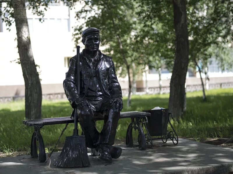 Уставший памятник. Памятник дворнику Нижневартовск. Паметникдворнику в Нижневартовске. Нижневартовск монумент дворника. Скульптура дворник Нижневартовск.