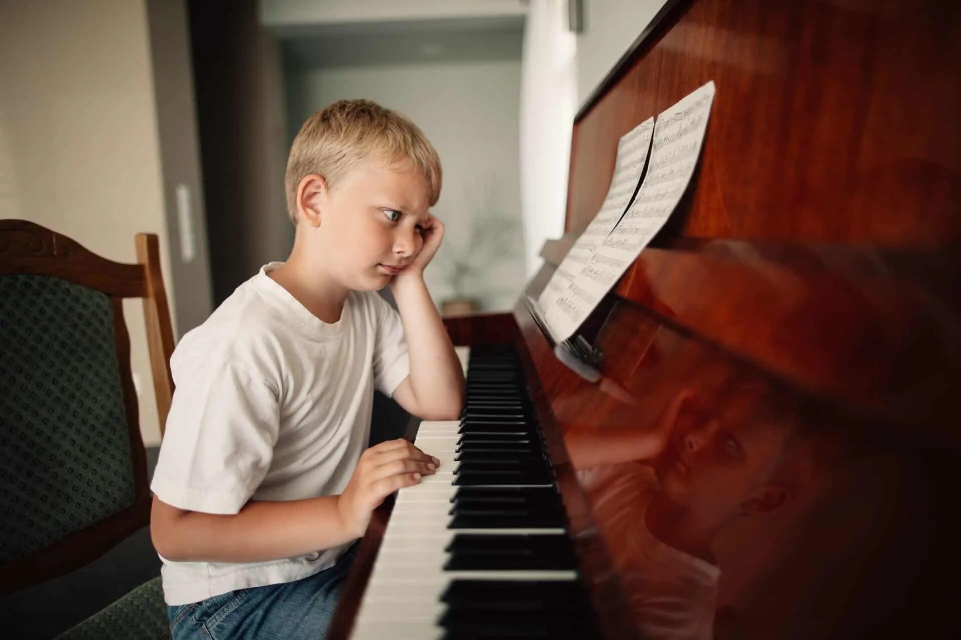Уходим в школу музыка. Мальчик и пианино. Мальчик фортепиано. Мальчик играет на пианино.