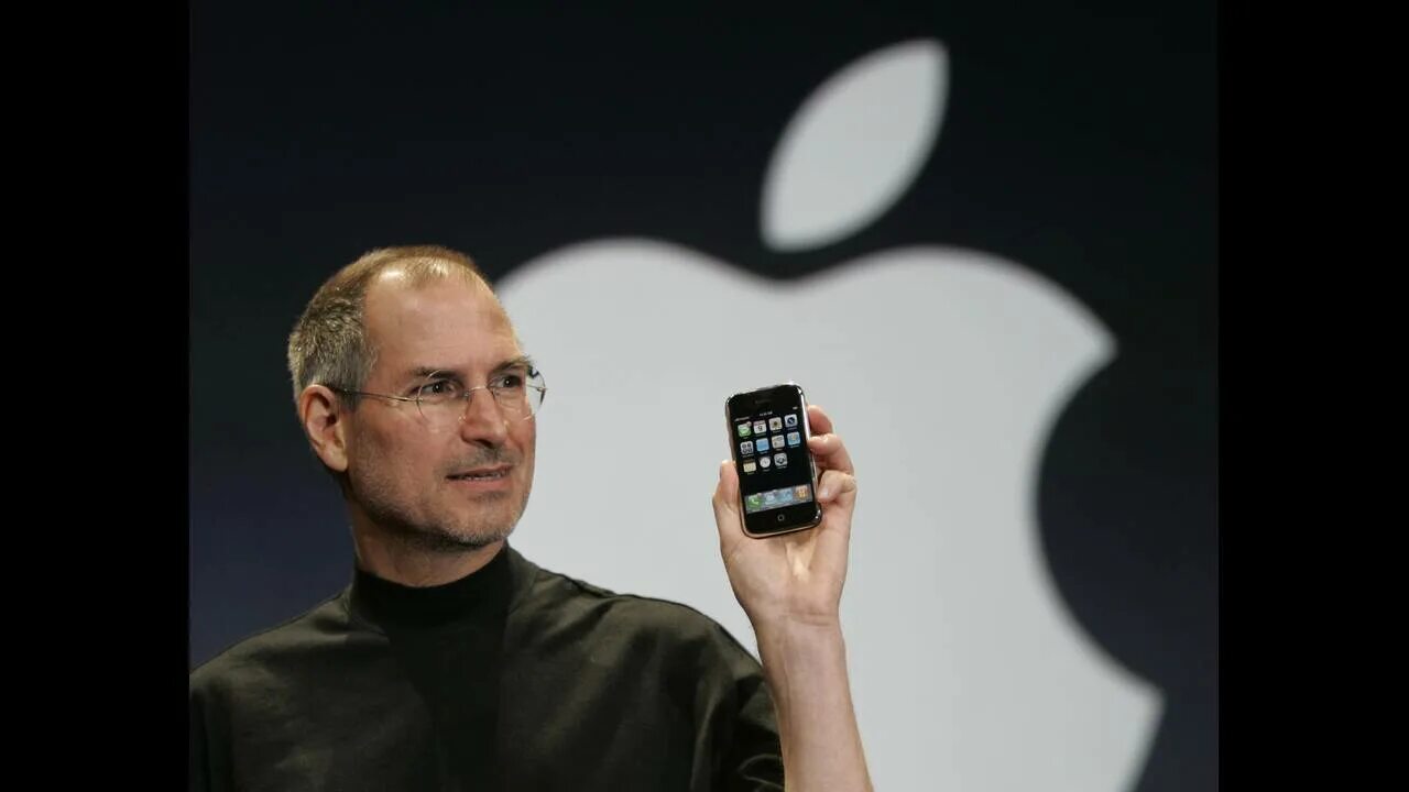 Iphone 2007. Steve jobs iphone 1. Стив Джобс с айфоном. Первый айфон. Телефон за 40 тысяч