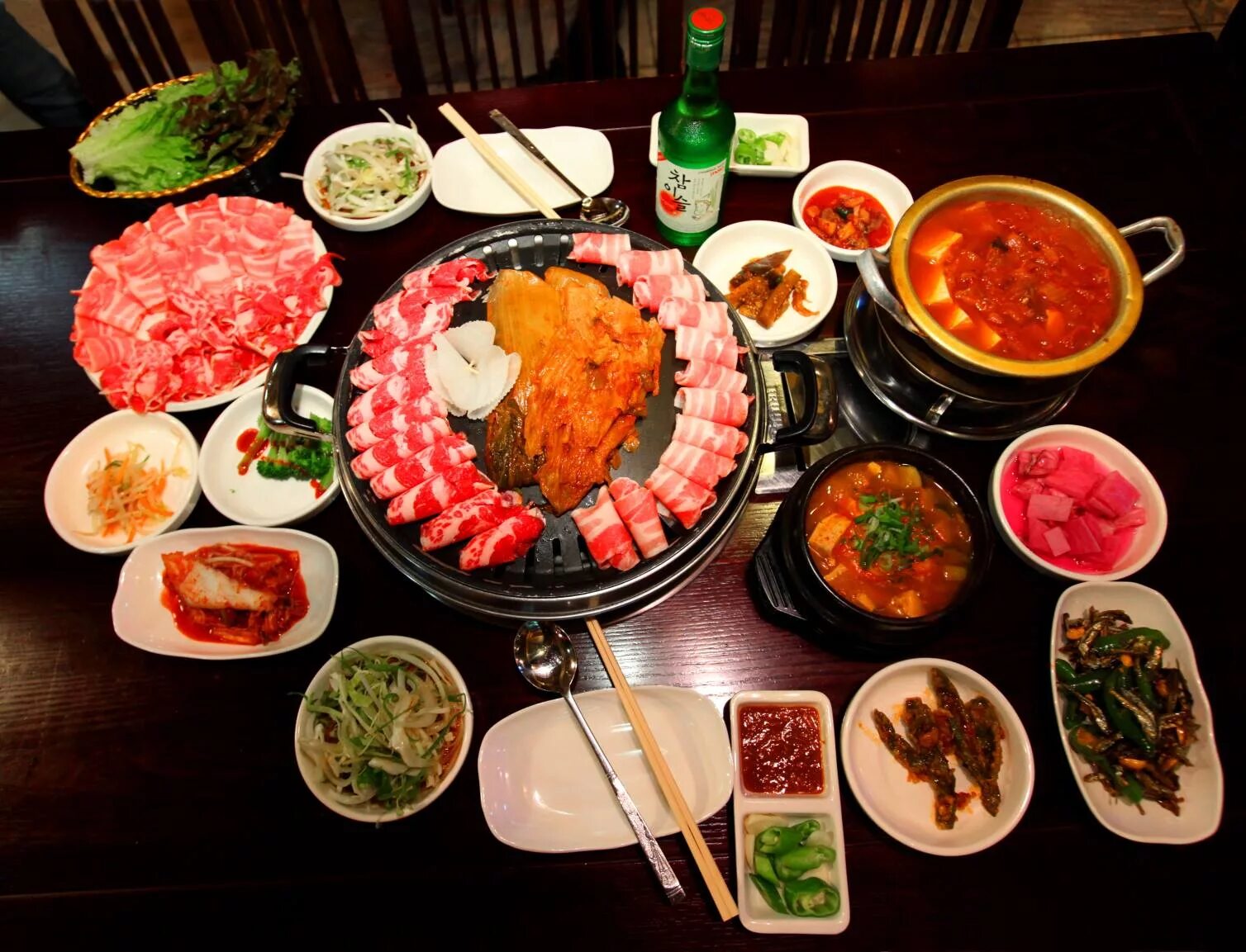Южный обед. Самгёпсаль корейское. Национальная еда Южной Кореи. Традиционная кухня Южной Кореи. Корейский стол.