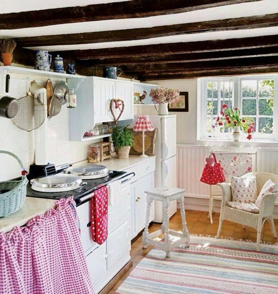 Сделать кухню дома своими руками. Кухня деревенский стиль Прованс Шале. Уютная кухня в деревенском стиле. Декор кухни на даче. Дачная кухня в деревенском стиле.