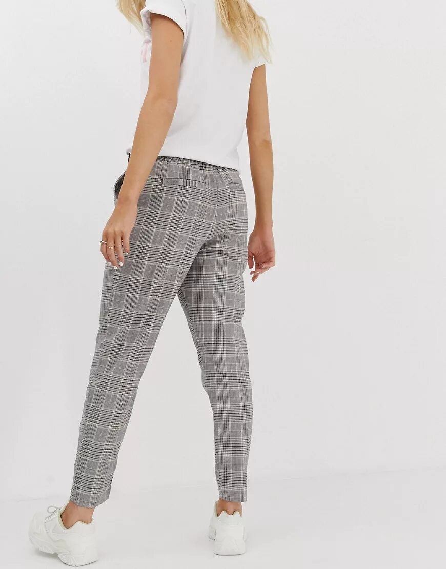 синие брюки в клетку женские. брюки в клетку женские 2023. брюки в клеточку женские. штаны в клеточку модные. кроссовки под брюки в клетку.