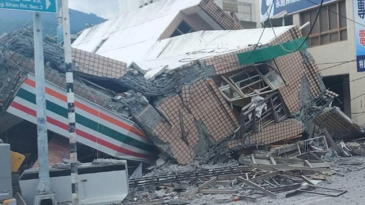 Последствия землетрясения на тайване. ЦУНАМИ В Японии 2022. Землетрясение. Разрушенный дом. Обвал здания.