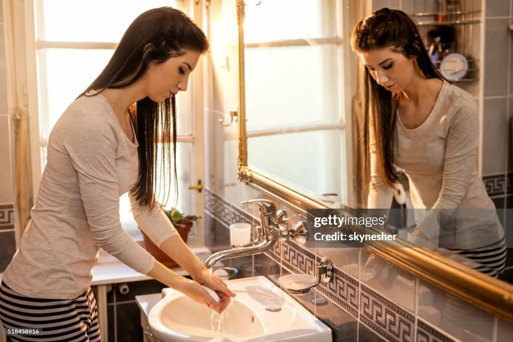 Дочь в ванной. Wet hand device. Гигиена рук фото. Сестра моет брата. My sister washes hands.