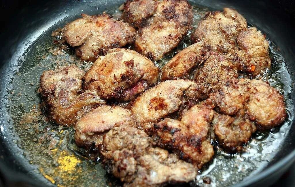 Как пожарить печень в муке. Печёнка куриная жареная. печень куриная жареная. печёнка куриная жареная с луком. печень кусками жареная на сковороде.